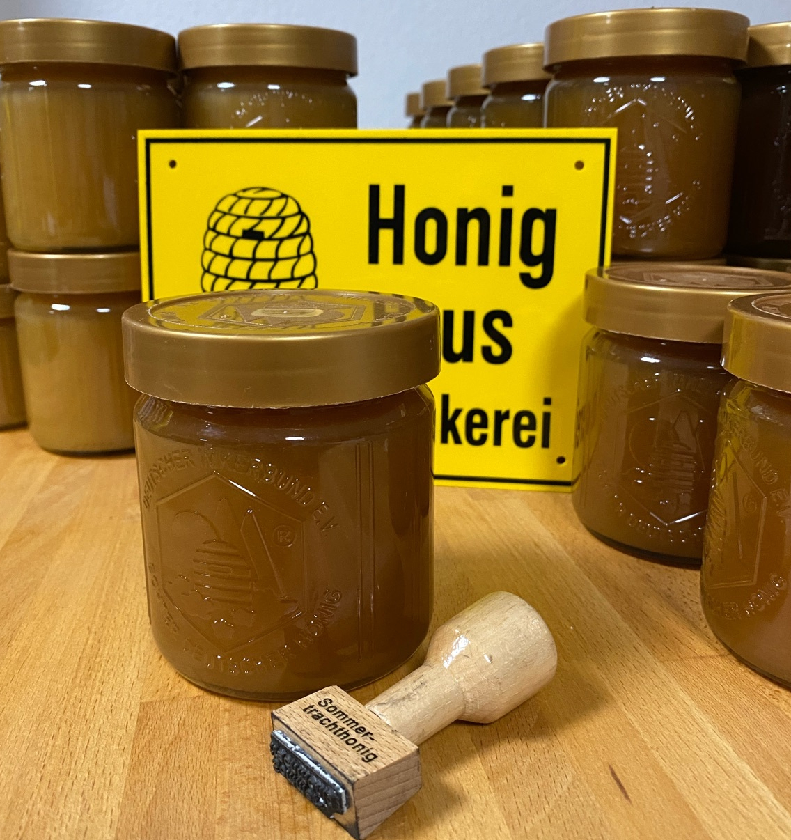 Honiggläser mit dunklem Sommertrachthonig